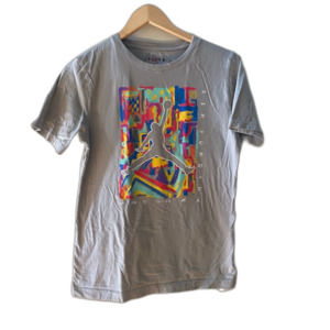 Boys' Air Masterpiece Short Sleeve T-Shirt Size XL EUC "The Cradle"